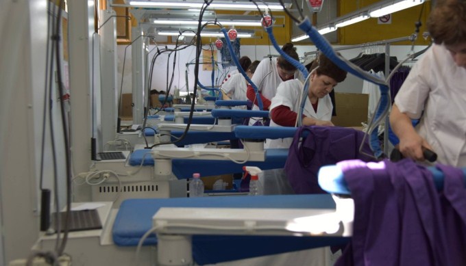Eksportet e tekstileve- Eurostat: BE importoi nga Shqiperia 215 milione euro veshje ne 2018